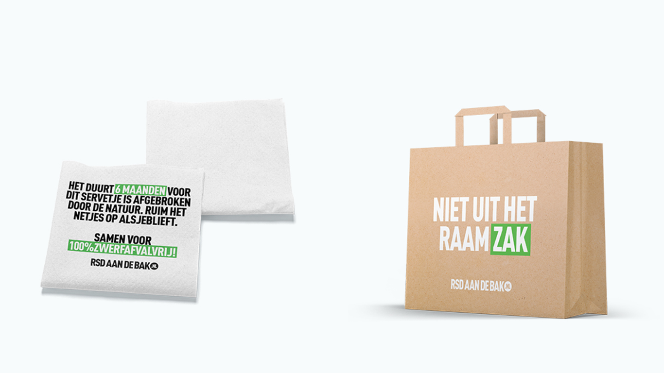 Servetten en papieren tas met oproep om afval mee te nemen en thuis weg te gooien