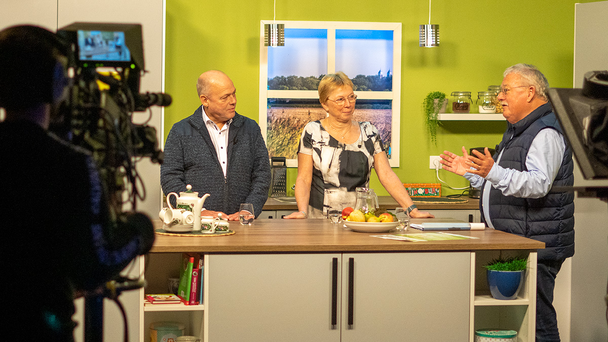 Pierre van Broekhoven en Ineke Pals van BeKóór in de tv-studio | Foto: Vincent Krijtenburg
