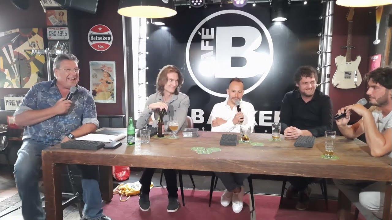 Samensteller/gastheer Henk den Ridder (links) met enkele gasten van zijn talkshow. Foto YouTube