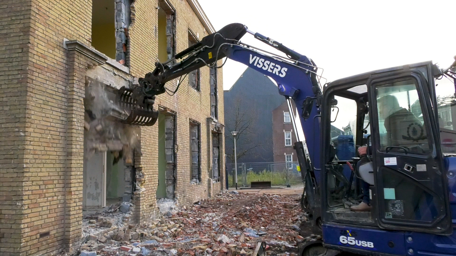 Wethouder Schouw sloopt de oude Pastorie in Oudenbosch.