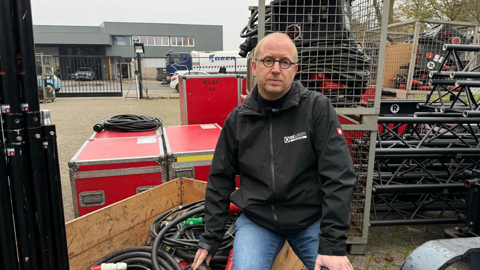 Martijn Satter staat letterlijk buiten met zijn spullen.