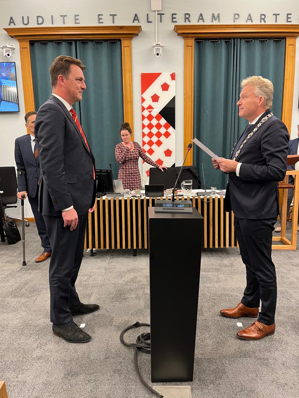 Benoeming wethouder Paul de Beer (VLP Roosendaal) door burgemeester Mark Buijs. Foto: griffie gemeente Roosendaal