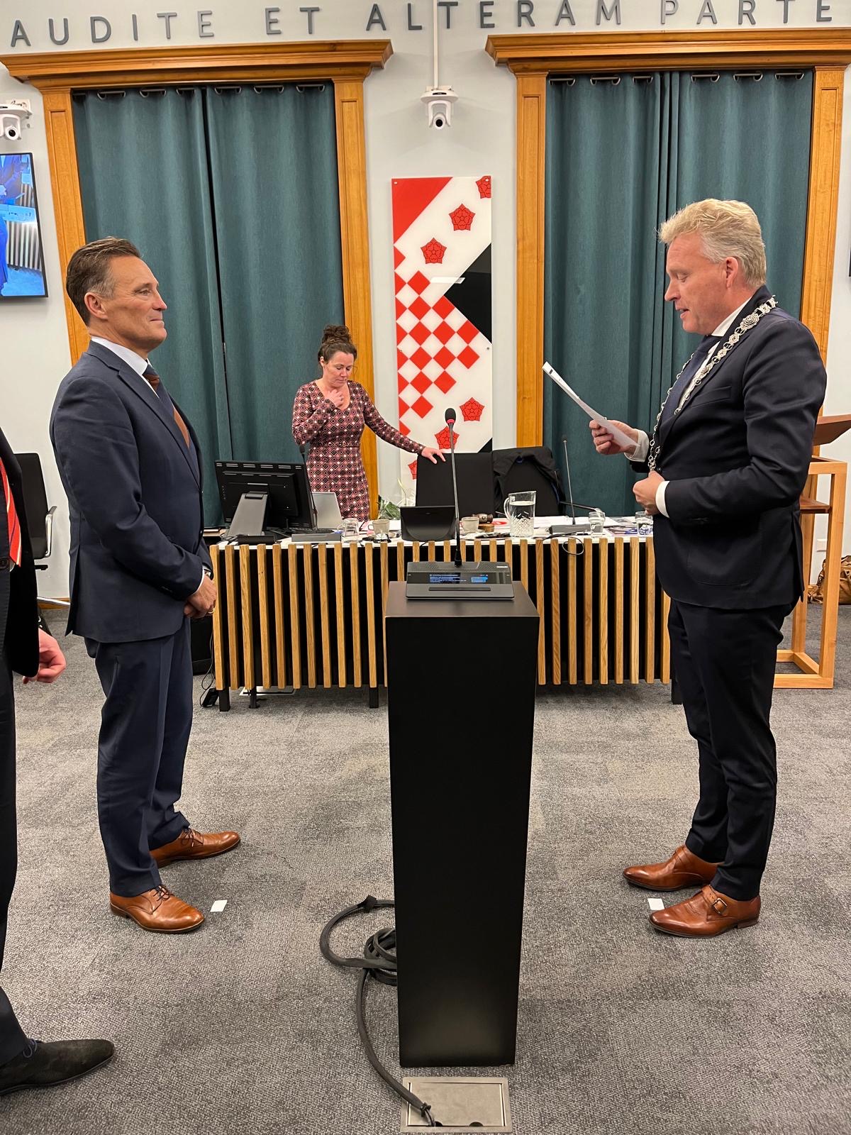 Benoeming wethouder Robin Heij (VVD) door burgemeester Mark Buijs. Foto: griffie gemeente Roosendaal