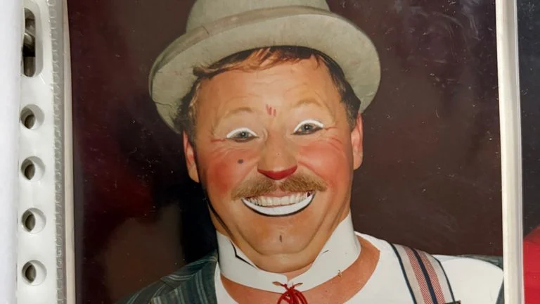 Joop Teuteberg als clown Gino