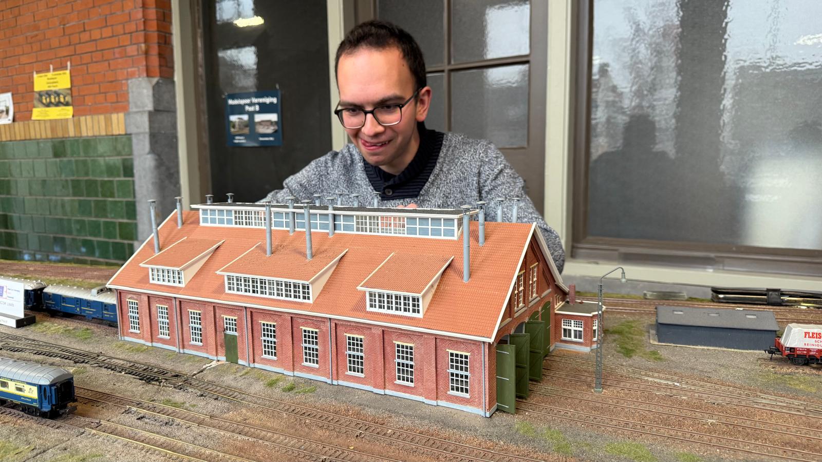 Vol passie werken leden van de modelspoorvereniging aan hun miniaturen.