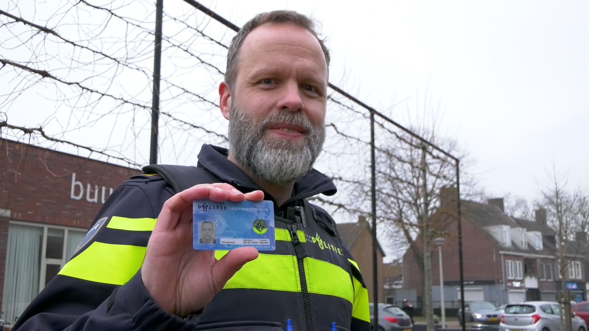 Martijn Mol met zijn politielegitimatiebewijs.