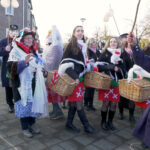 Met heel het gevolg komt Prins Wannes d'n Derde naar school.