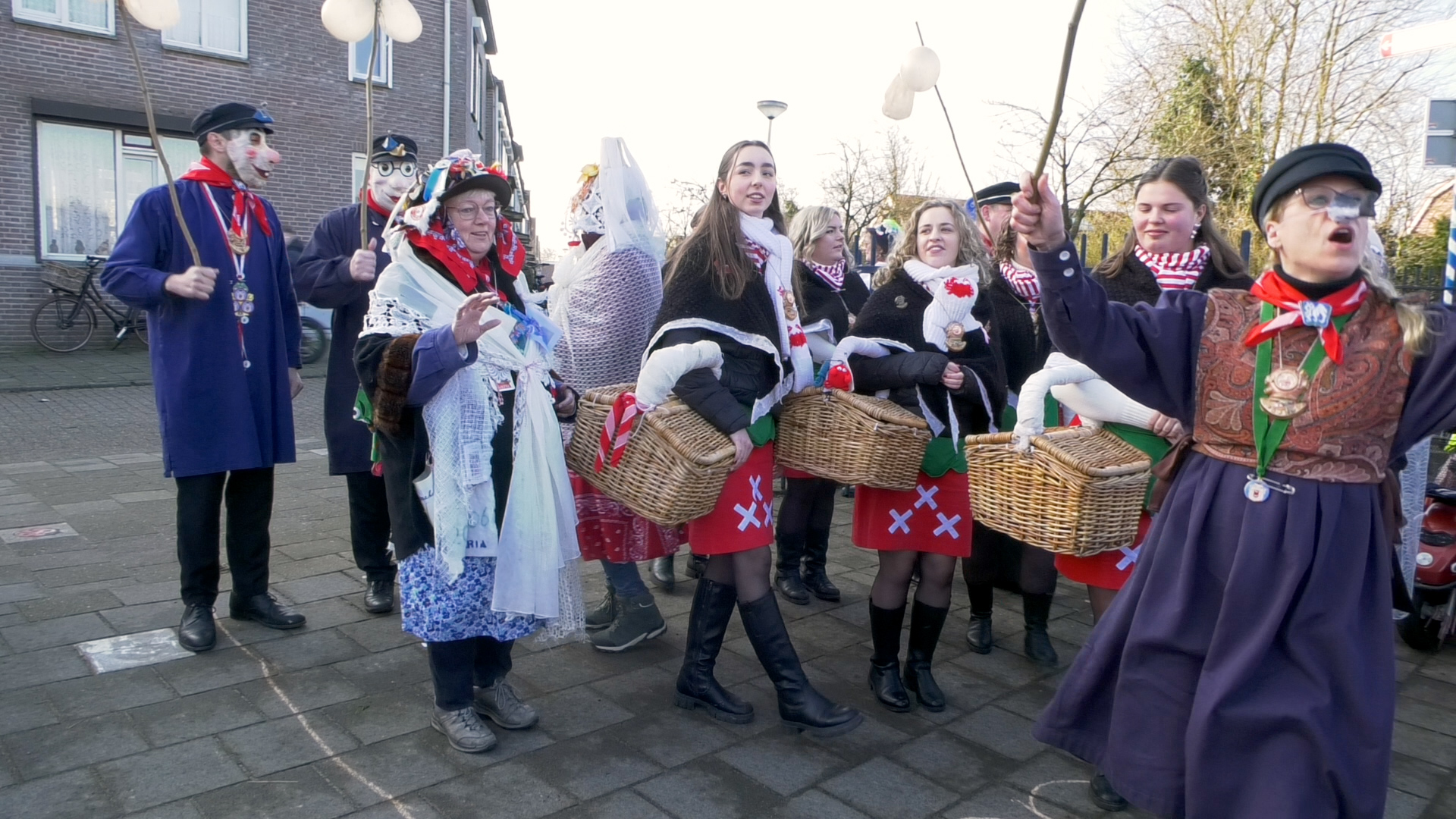 Met heel het gevolg komt Prins Wannes d'n Derde naar school.