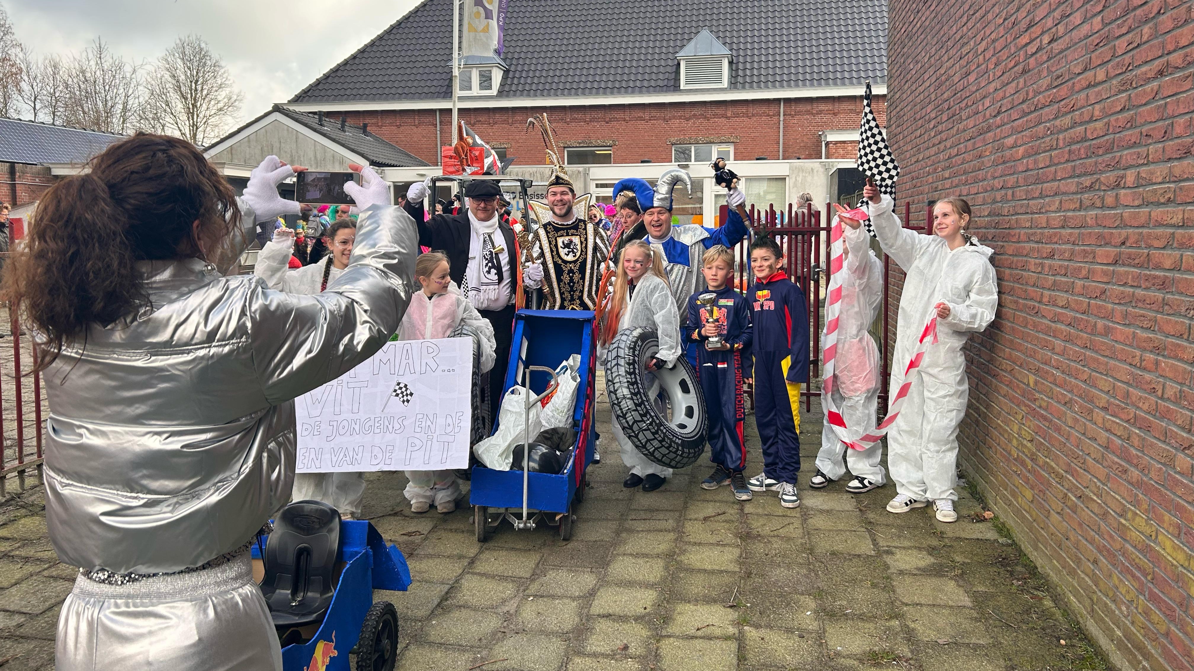 Op de foto met het drietal.