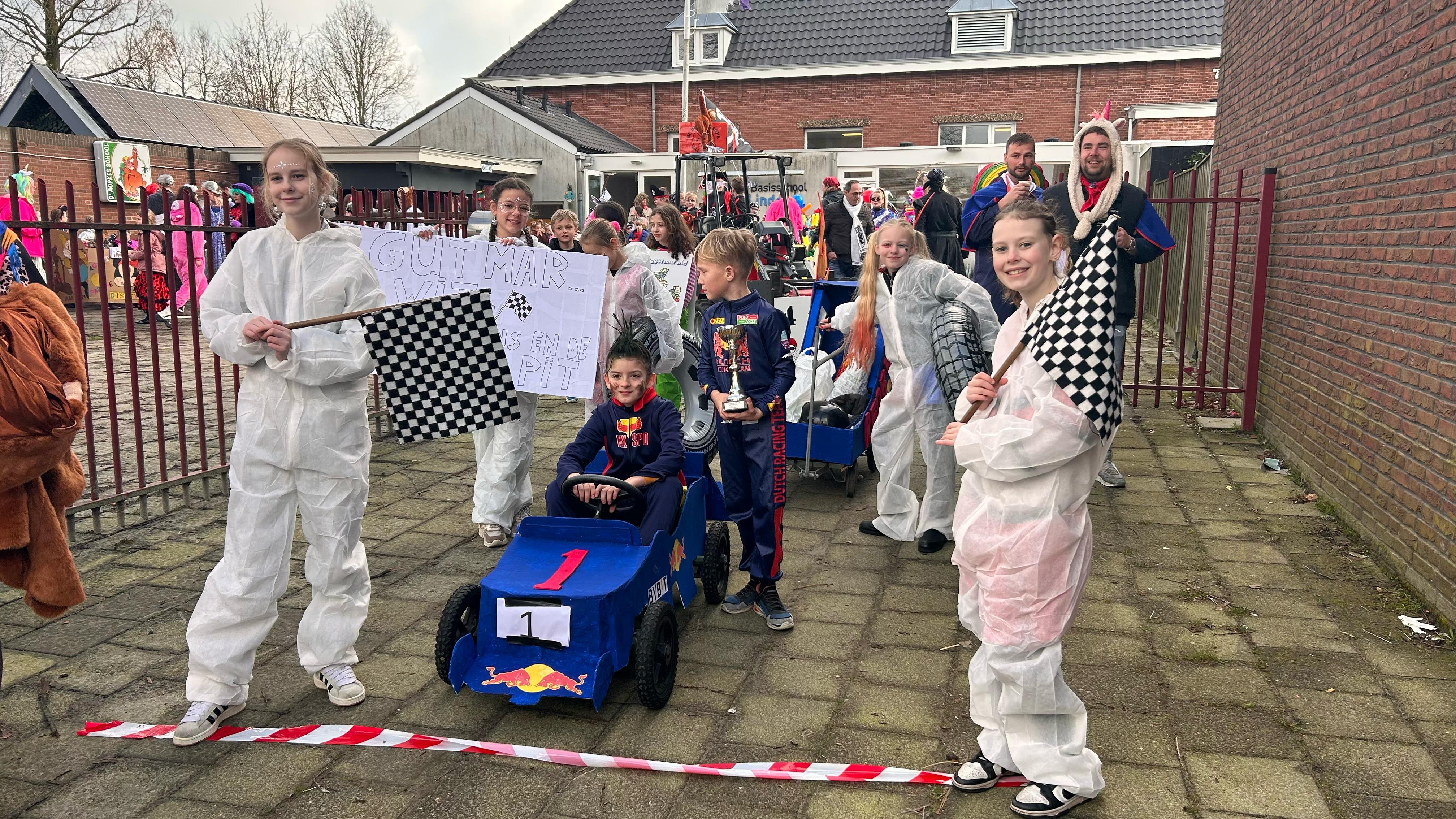 De jongens en meiden van de Pin.