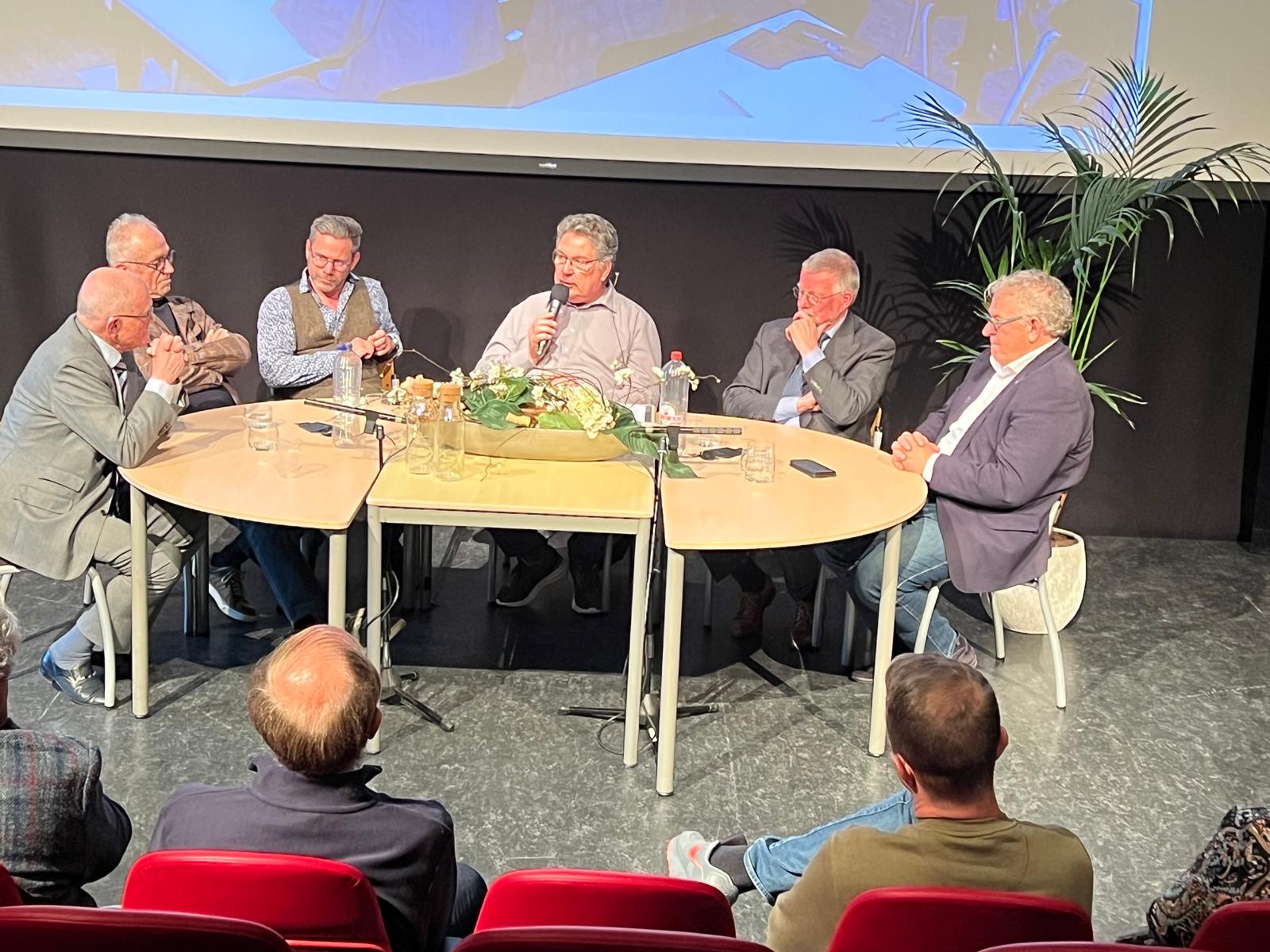 ijdens de reünie vindt er een talkshow plaats, waain herinneringen worden opgehaald.