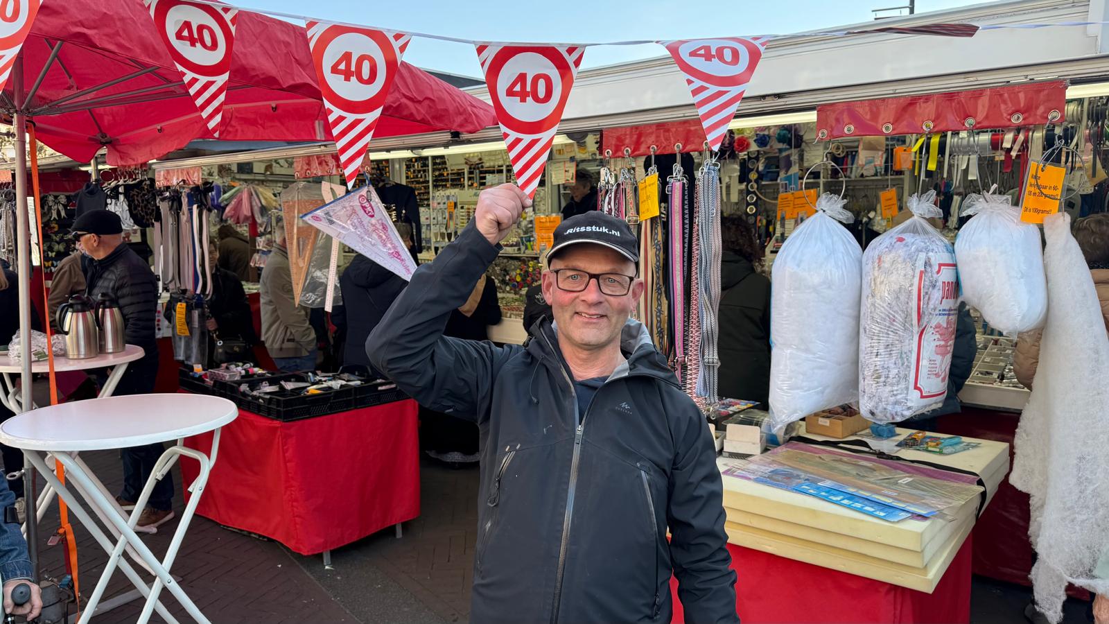 Jos van der Wijst viert feest. Hij staat 40 jaar op de weekmarkt in Etten-Leur.
