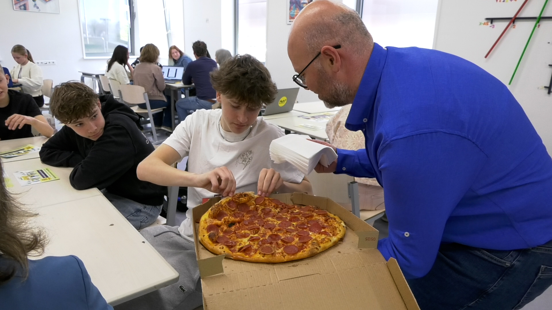 Leerlingen krijgen allemaal een stuk pizza.