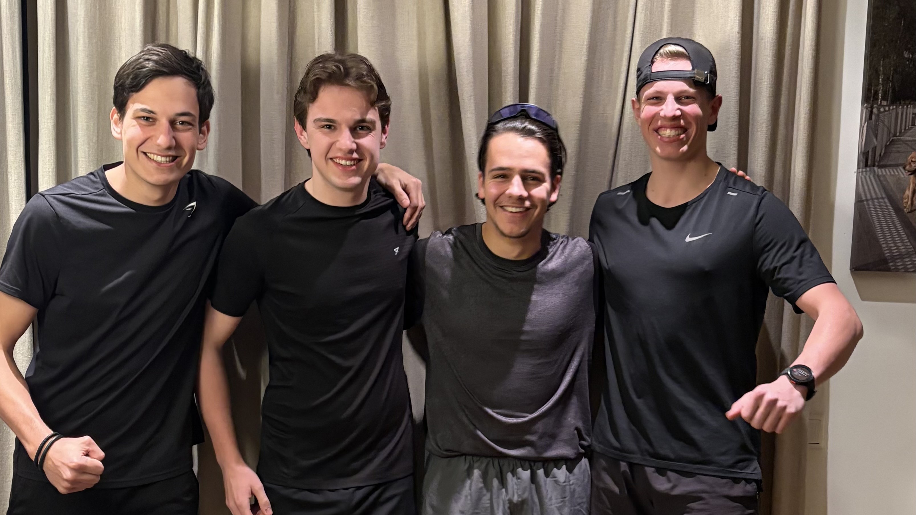 Pim, Tom, Gijs en Koen gaan samen de triatlon doen in Luxemburg.