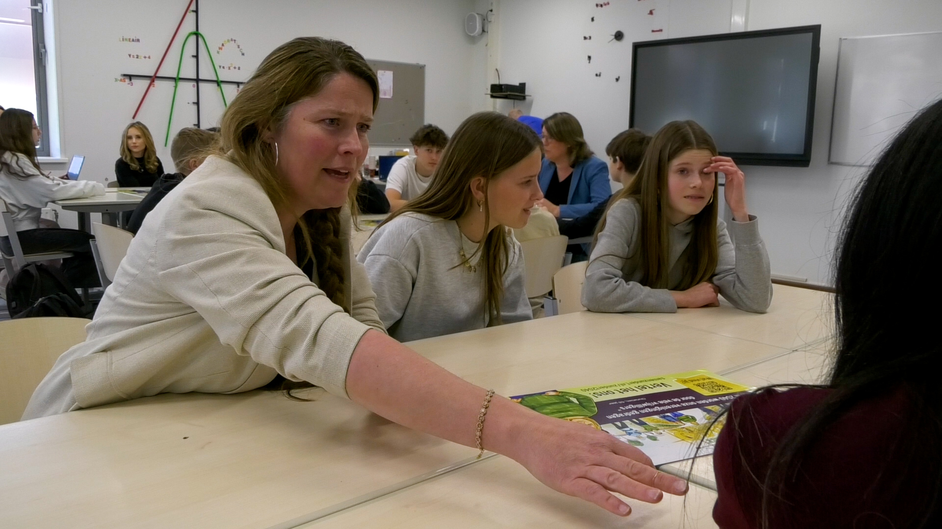 Wethouder Judith Kuijpers in gesprek met de leerlingen.