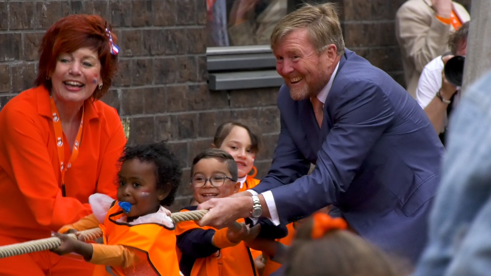 Koningsspelen Roosendaal Touwtje trekken Koning Willem-Alexander en Koningin Máxima