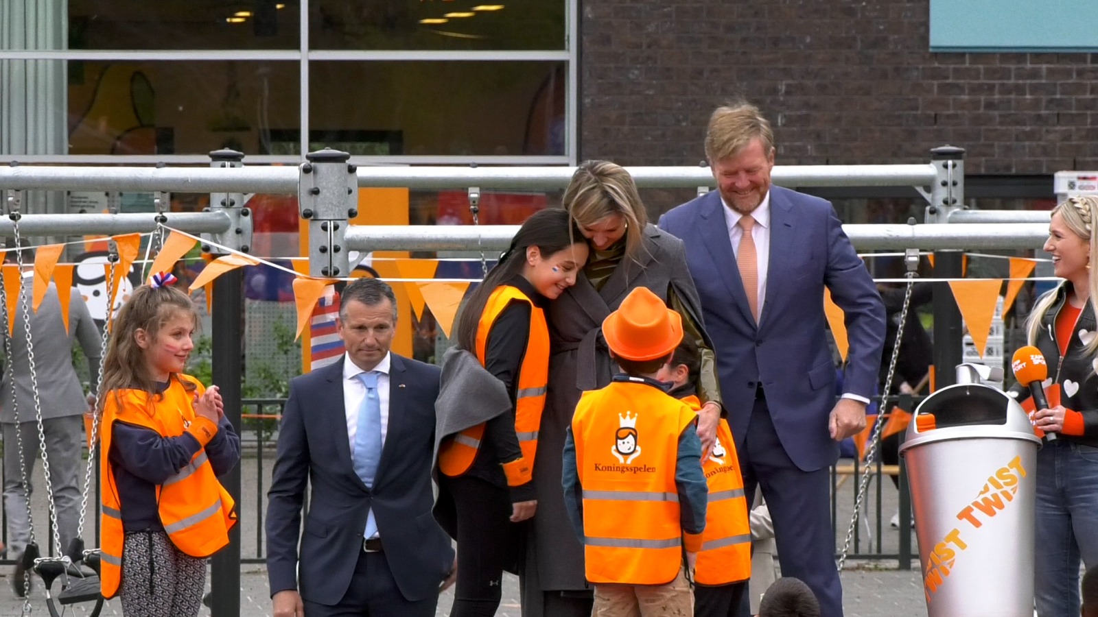 Amira knuffelt Koningin MáximaKoningsspelen Roosendaal