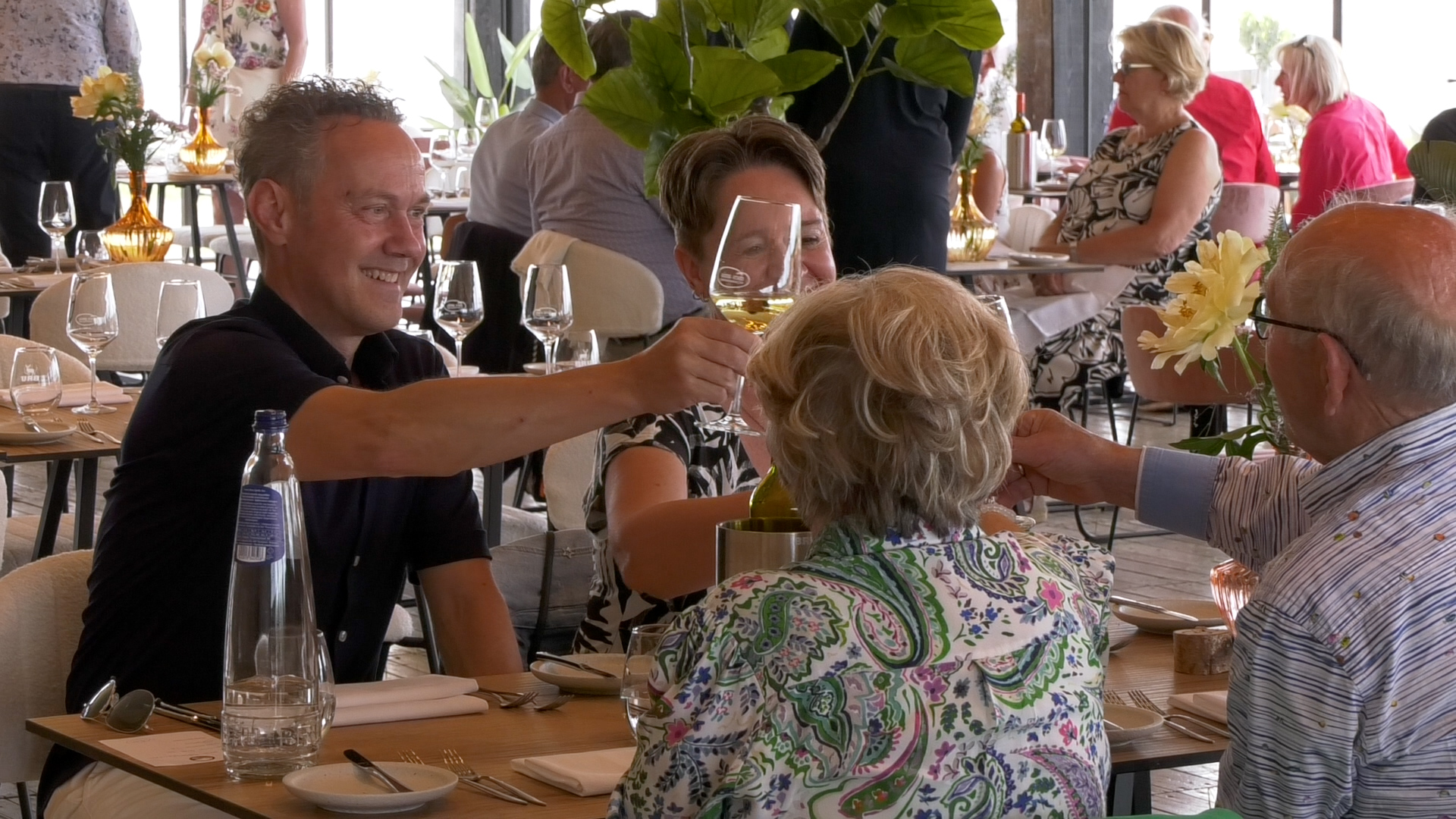 Mensen kunnen heerlijk genieten van een glas wijn.