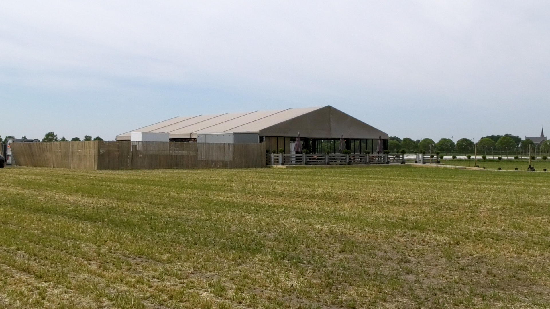 Midden op het land in Wouw staat een grote tent.