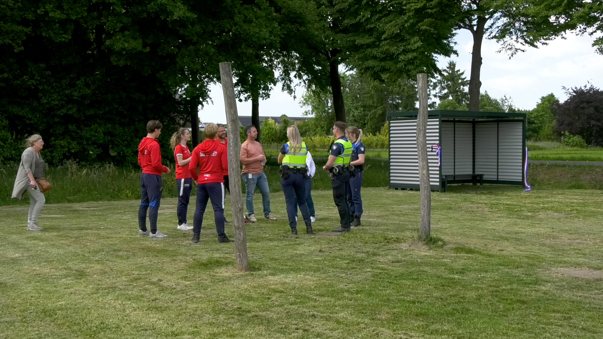 Op de speelplaats staan houten doelpalen een staat een JOP.