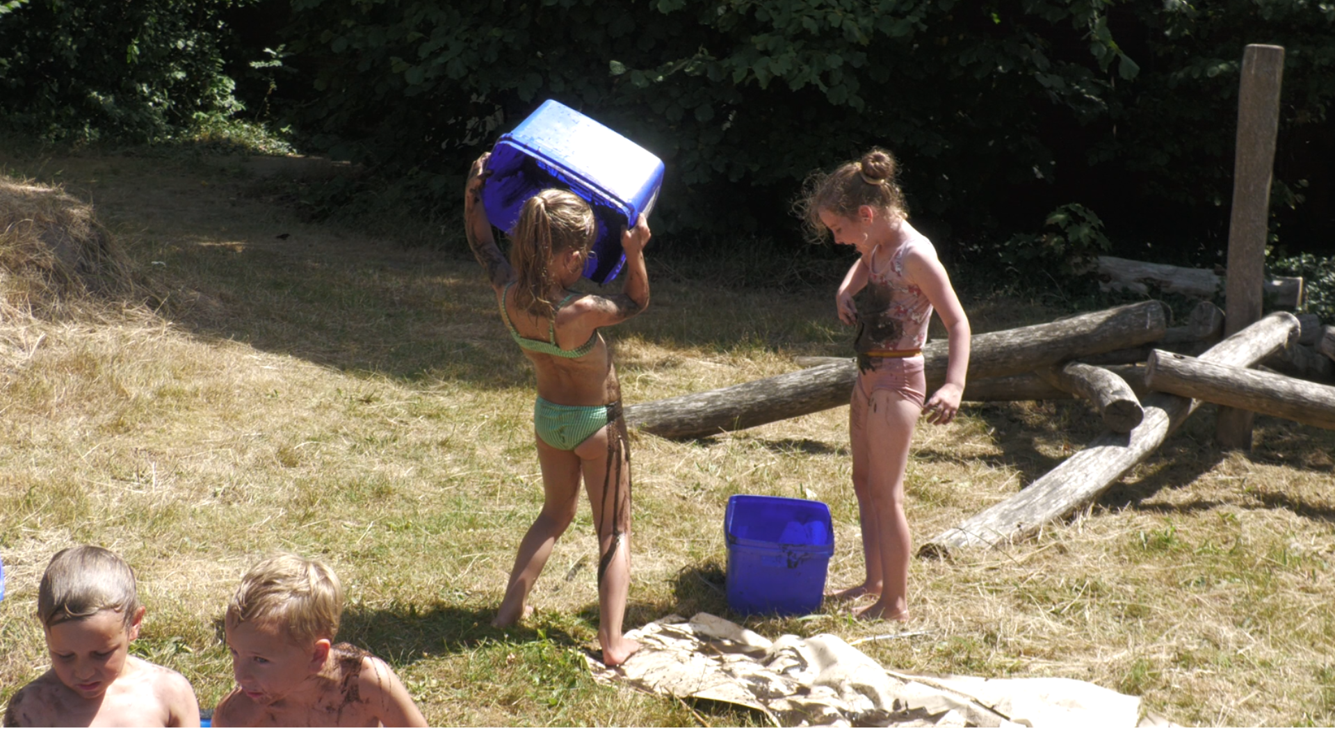 Twee meiden smeren zichzelf in met modder