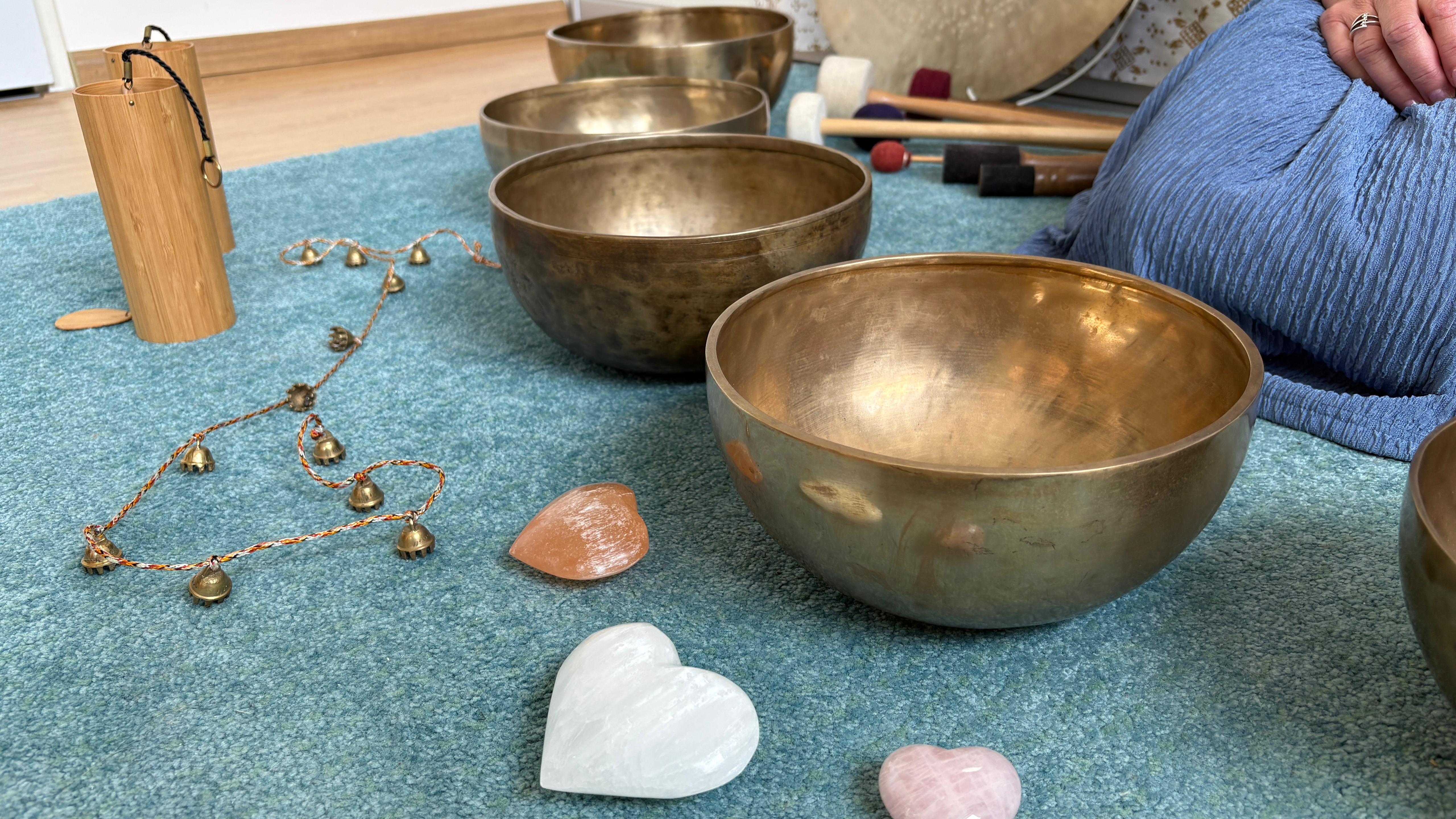 Diverse klankschalen en edelstenen