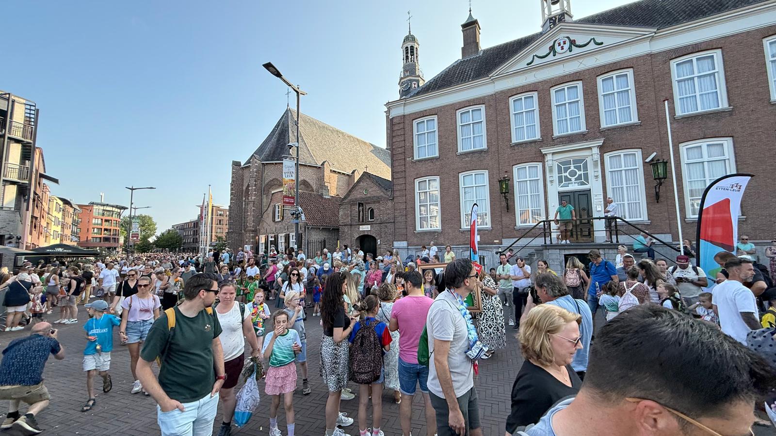 De avondvierdaagse in Etten-Leur brengt veel mensen op de been.