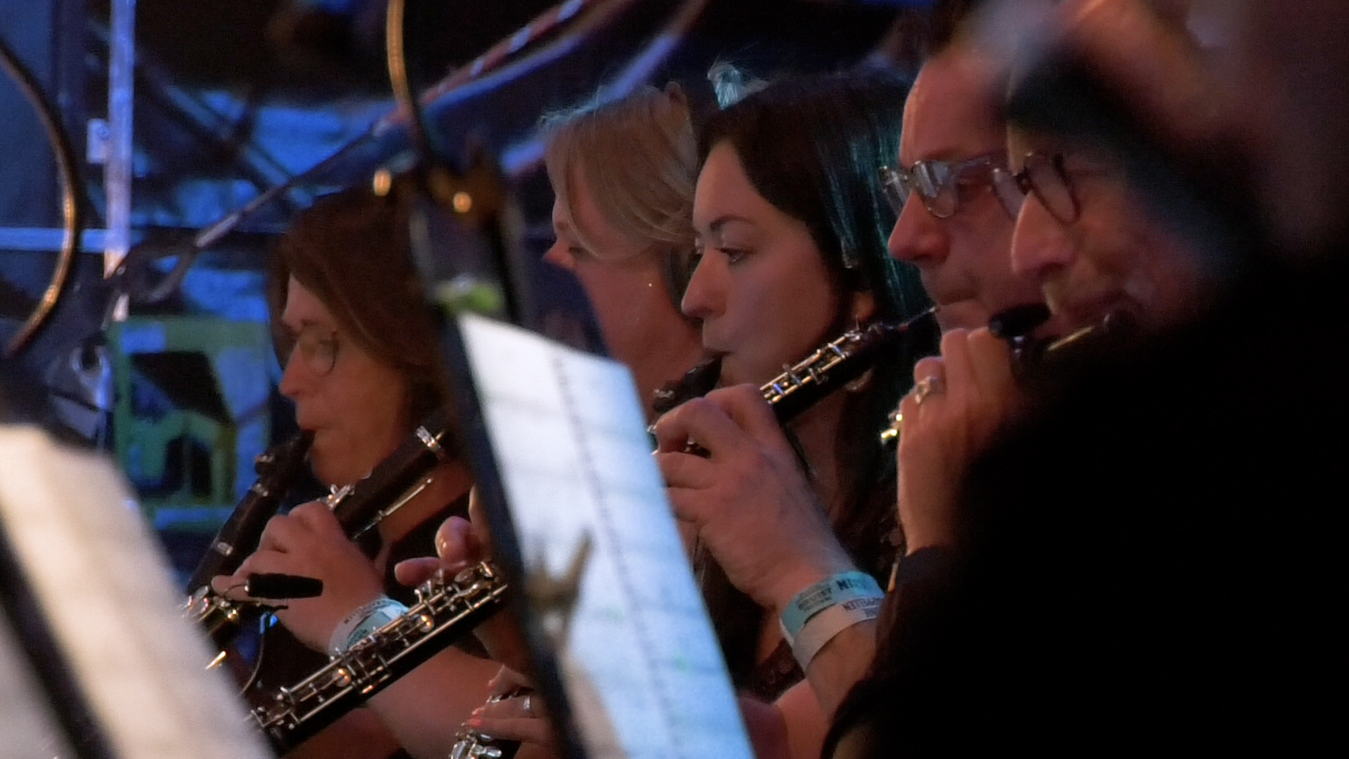 In het midden bespeelt Lieselot van Aken de klarinet tijdens Oudenbosch Bruist.