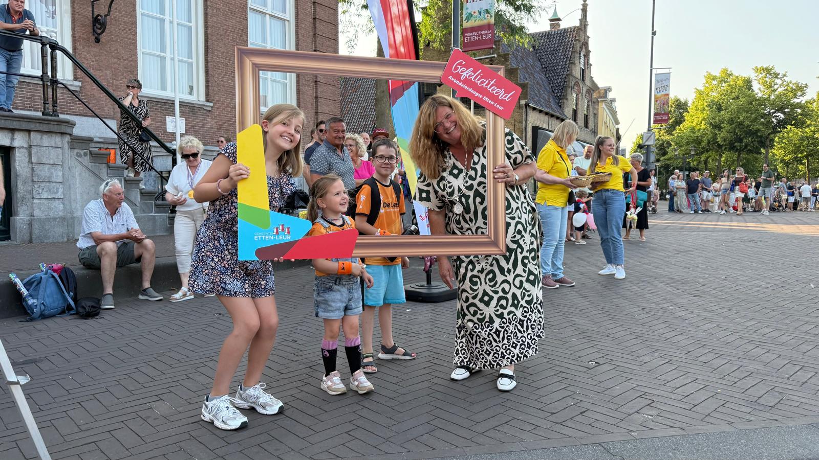 Jeugdburgemeester Eline ontangt samen met burgemeester Marina Starmans-Gelijns de kinderen.