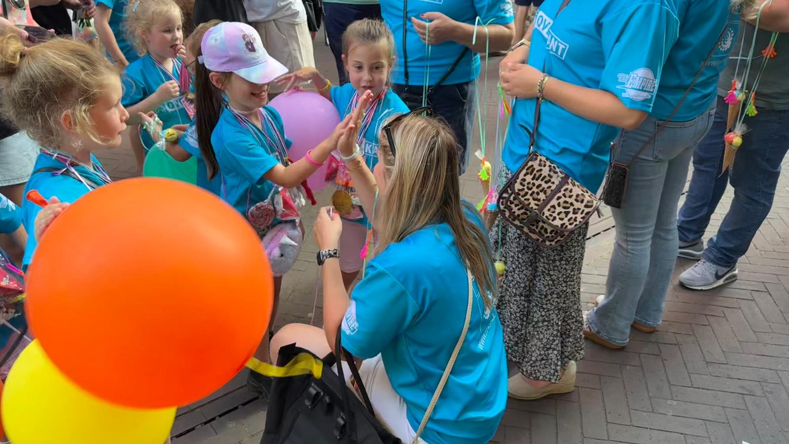 Leerlingen kunnen rekenen op een cadeautje en high five van hun leerkrachten.