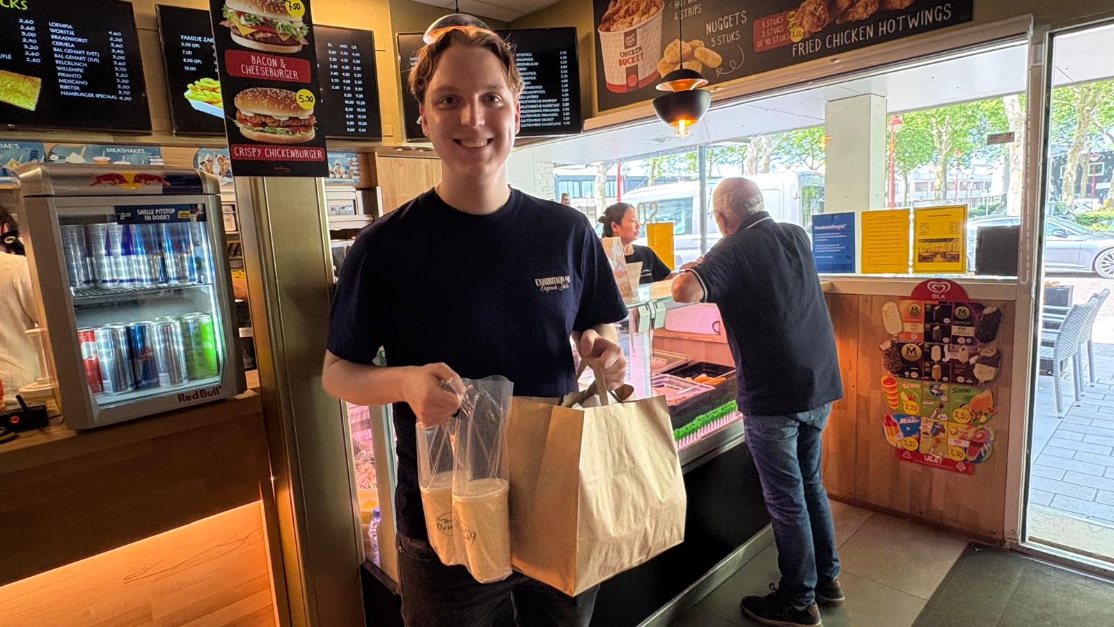 Mitchel komt speciaal vanuit Schiedam voor de frietjes van Cafetaria de Fijnproever.