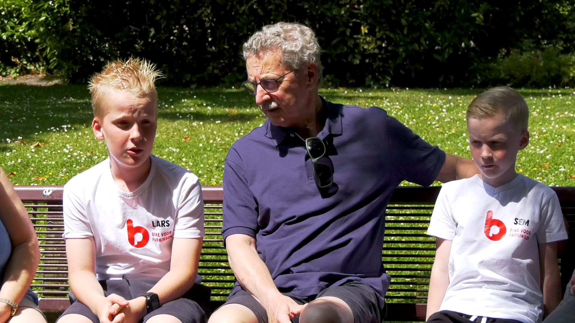 Opa Leon met zijn kleinkinderen Lars en Sem.