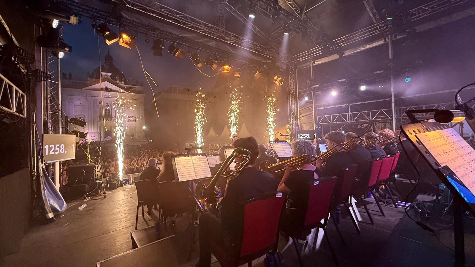 Vanaf het podium kijken de orkestleden uit op de Basiliek van Oudenbosch.
