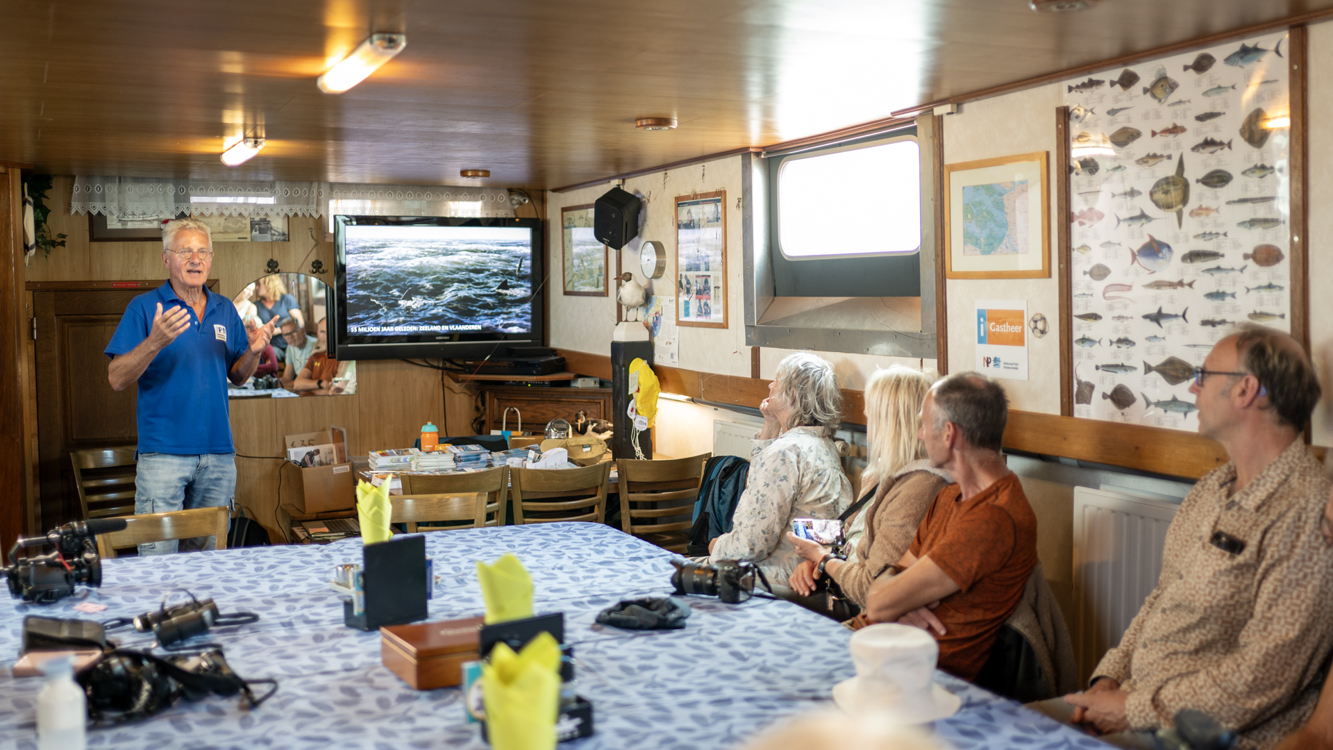 De gids vertelt over onder meer de ontstaansgeschiedenis van De Brabantse Wal en Zeeland | Foto: Jelka Matlung