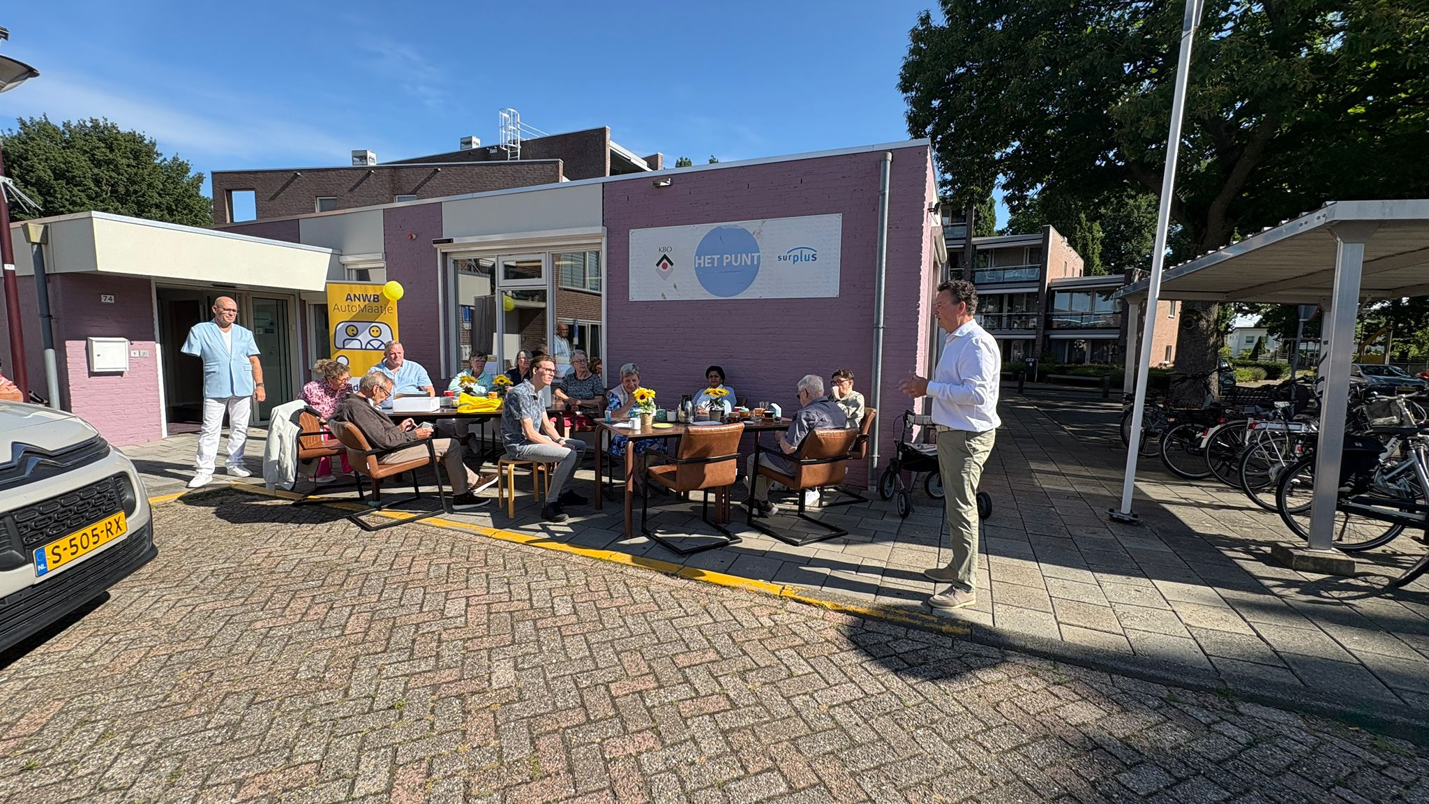 Wethouder Patrick Schouw spreekt aanwezigen toe over ANWB Automaatje