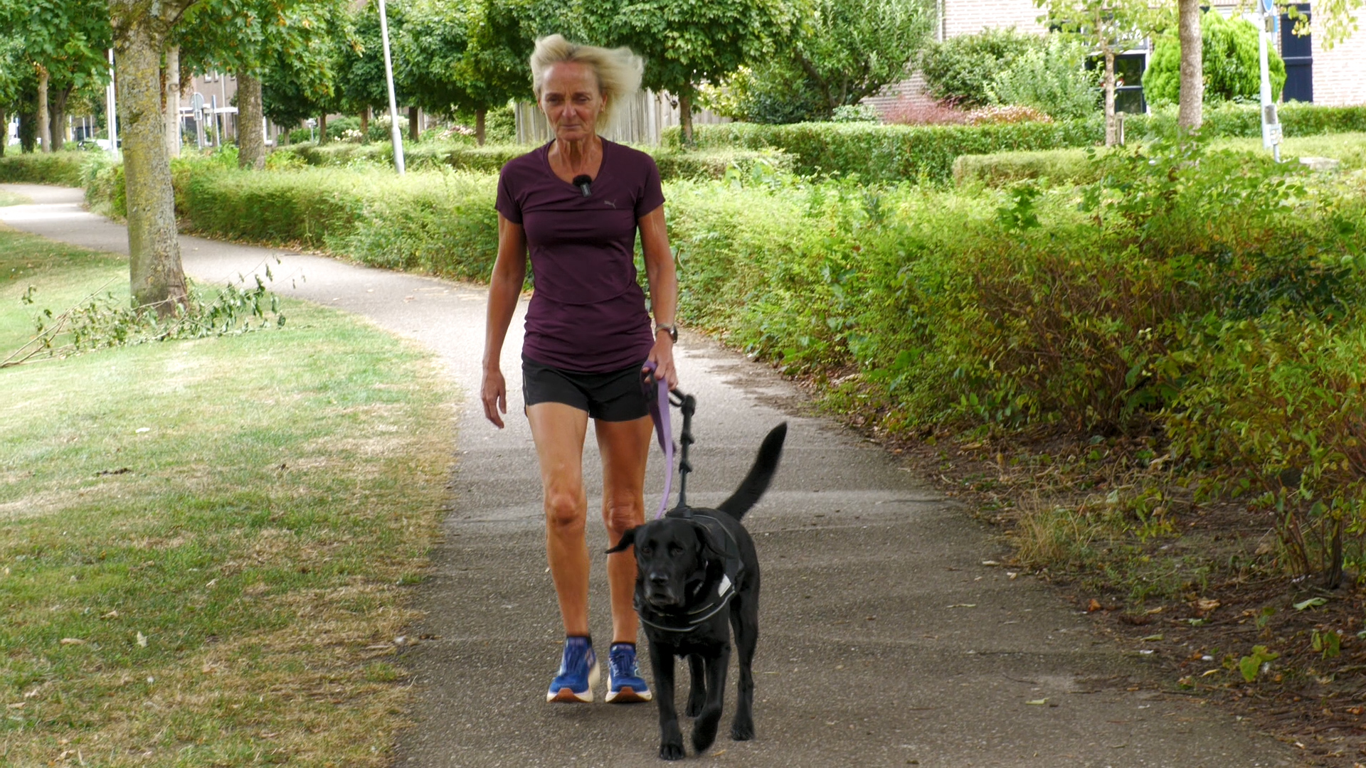 Johanny Gelens met blindegeleidehond Dieke