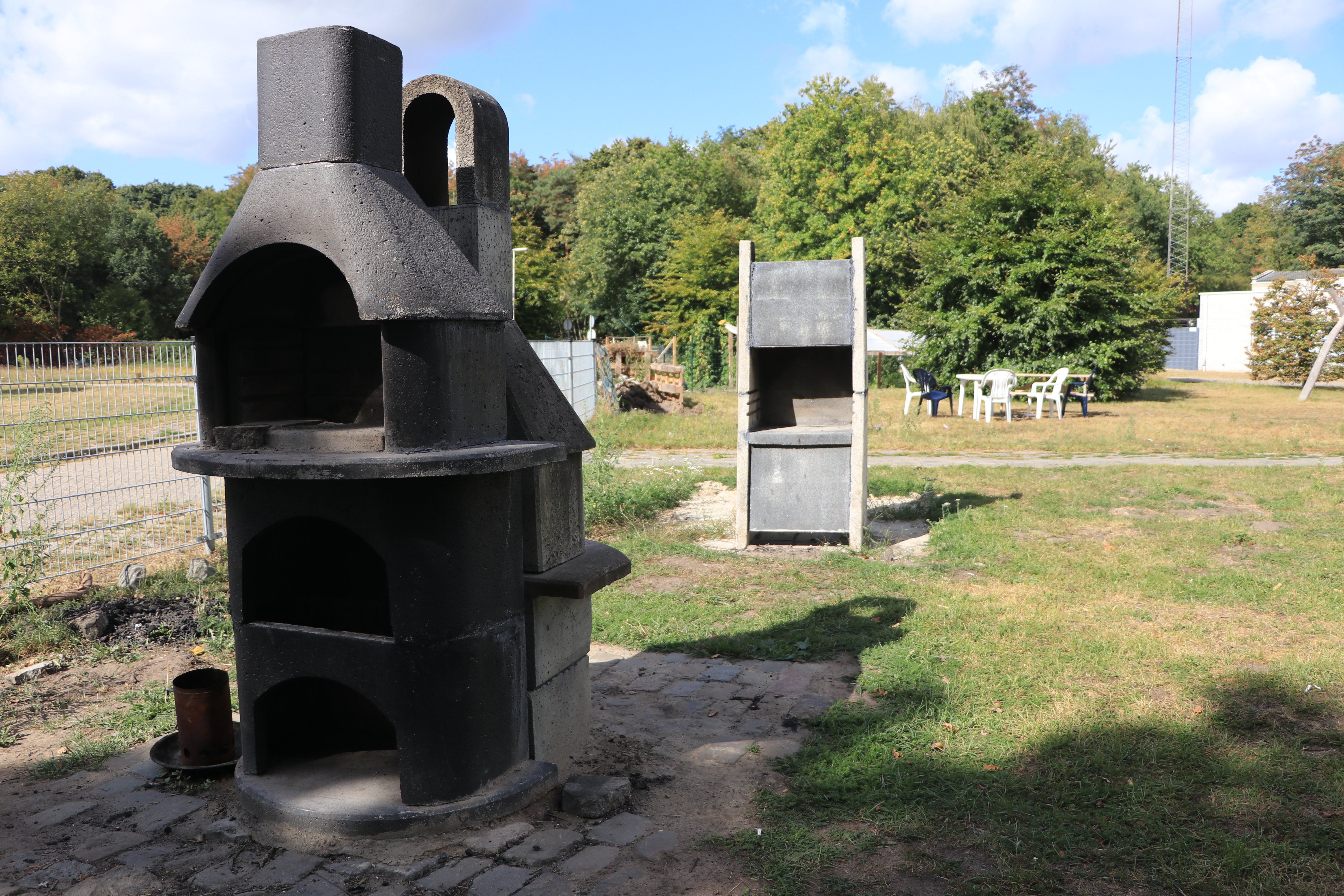 De barbecues zijn ook door bewoners in elkaar gezet en worden met regelmaat gebruikt. (Foto: ZuidWest Update)
