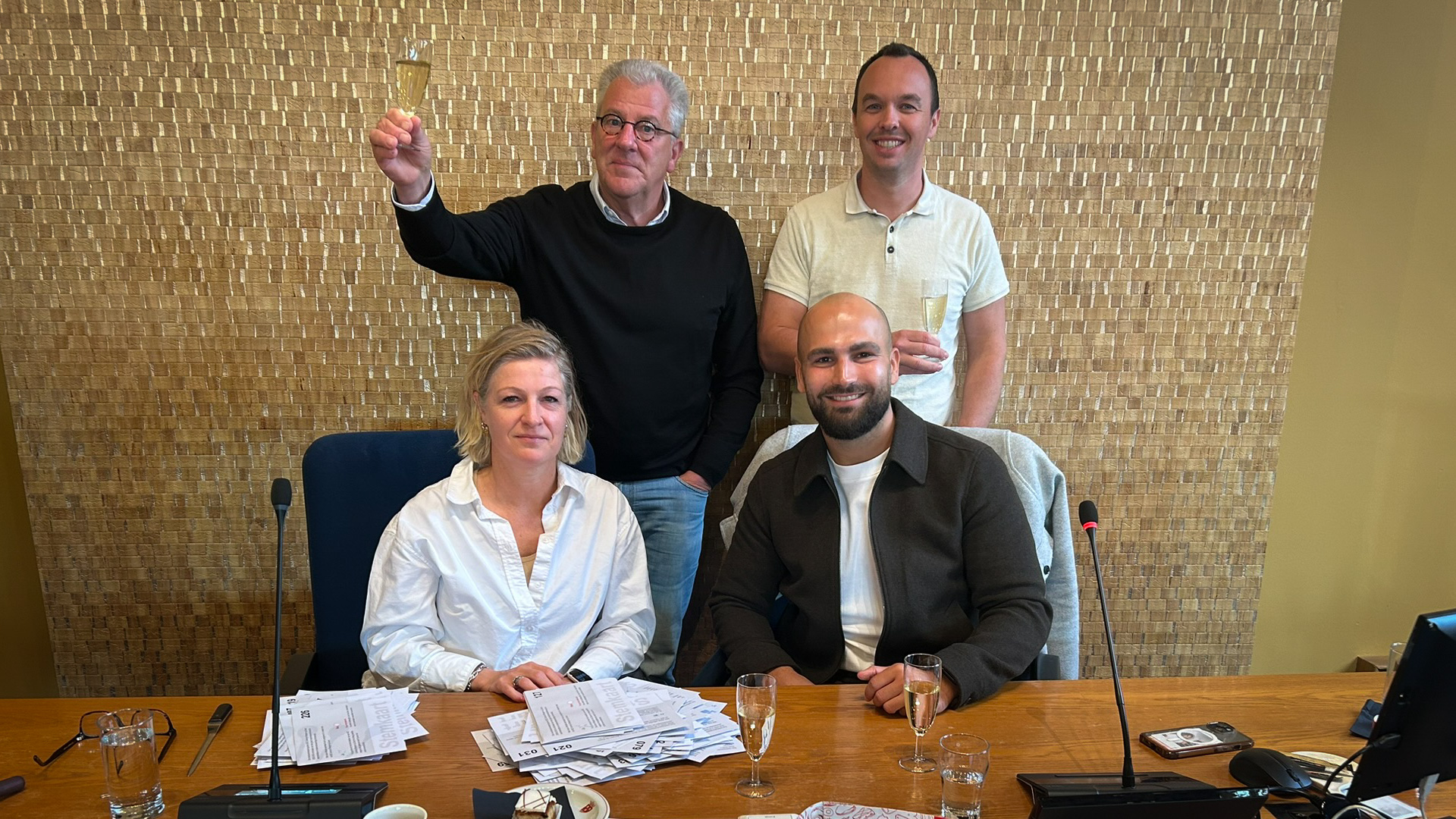 Een feestelijk stemming nadat de stemmen zijn geteld. Staand: Kees van Male (Sterck) en Camile Oosterwaal (gemeente Bergen op Zoom) Zittend: Karen Haanstra (notaris) en Dominique Hopmans (wethouder gemeente Bergen op Zoom)