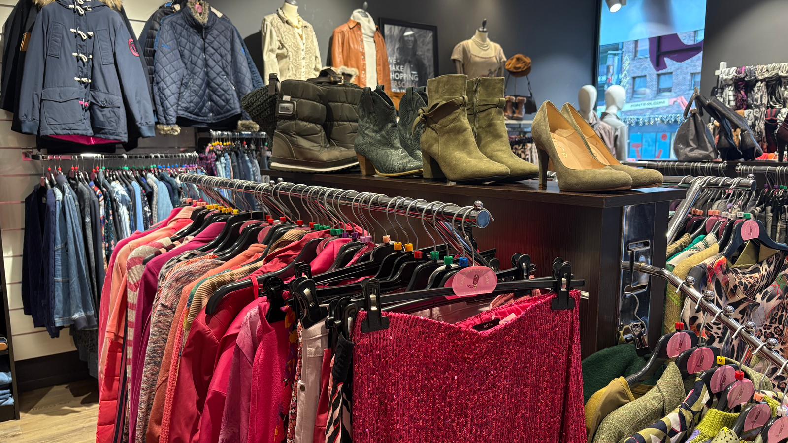 Kledingrekken in Fabiënne's vintagewinkel.