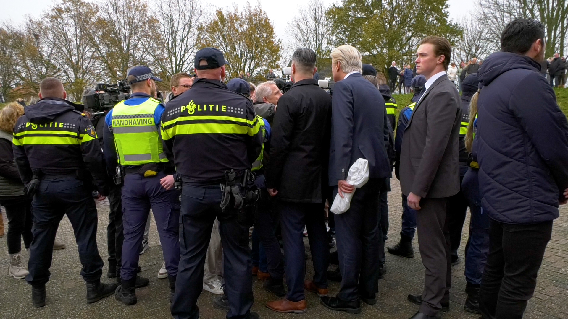 Met een zakje paling in de hand staat Geert Wilders de aanwezige pers te woord.