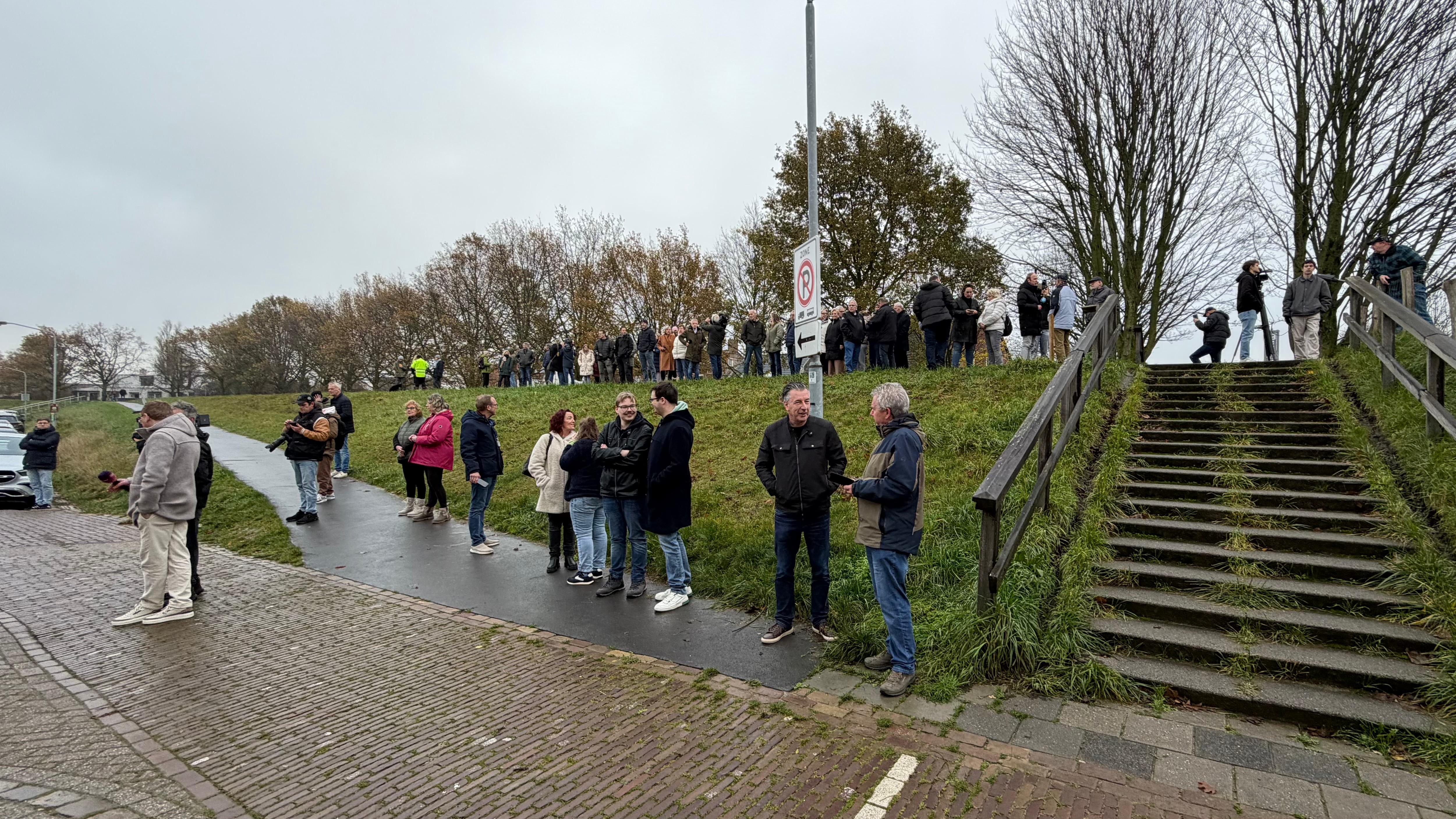 Op de Havendijk staan zo'n dertig mensen.