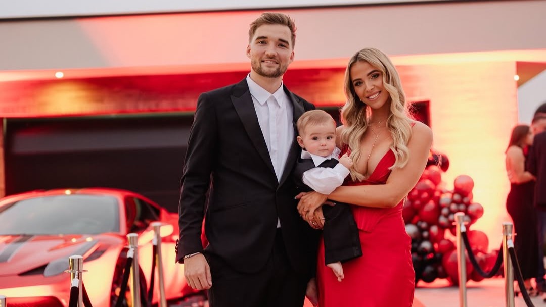 Gio, Lynn met hun zoontje Mexx voor de villa in Sint Willebrord.