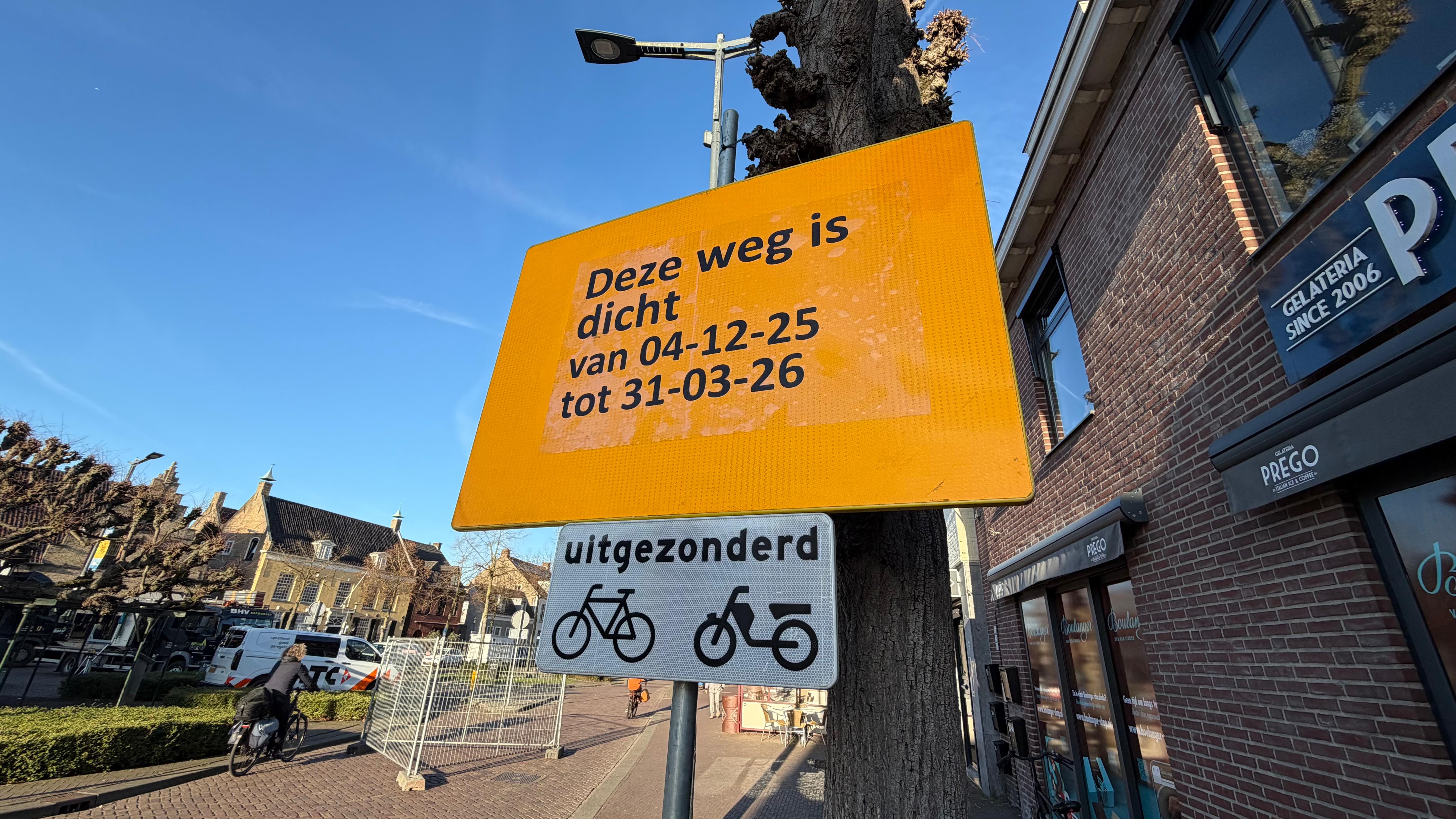 De weg voor IJssalon Prego en Cafetaria de Moeierboom is de aankomende vier maanden afgesloten.