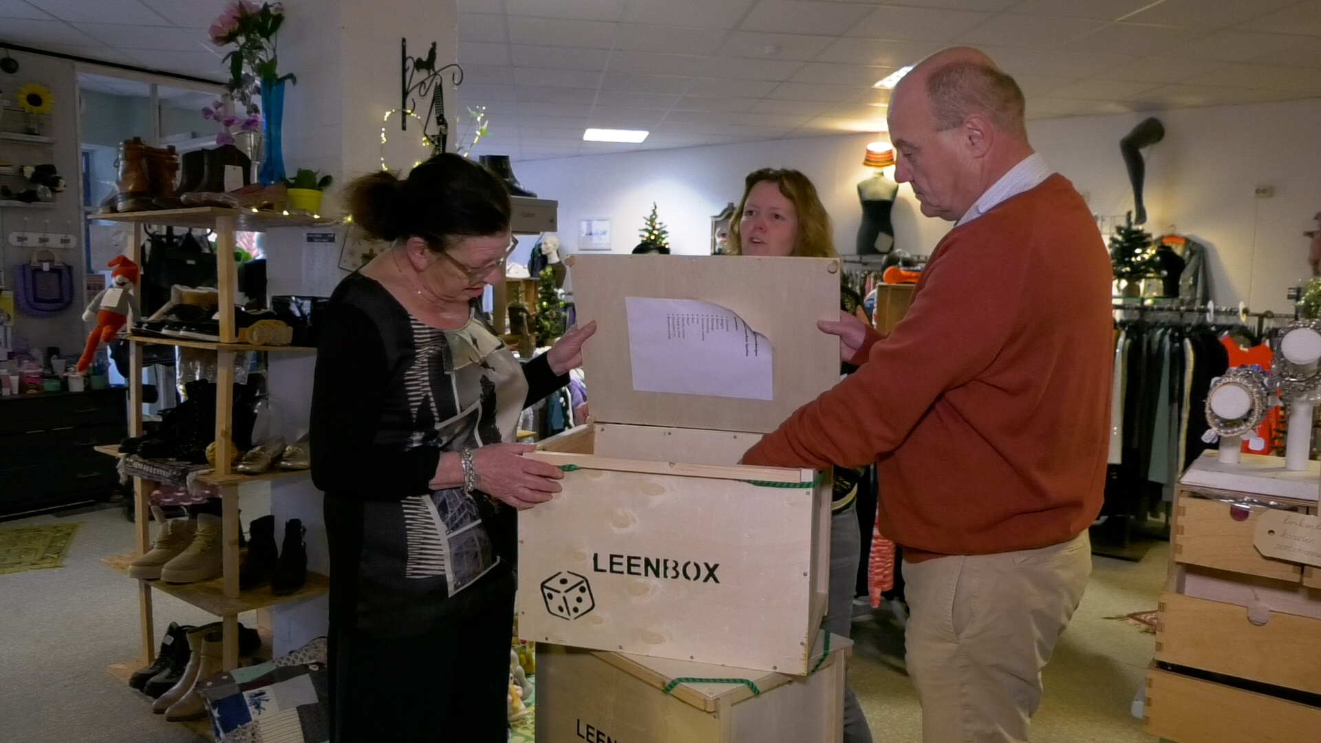 De wethouder geeft de eerste leenbox uit aan een inwoner van Steenbergen.