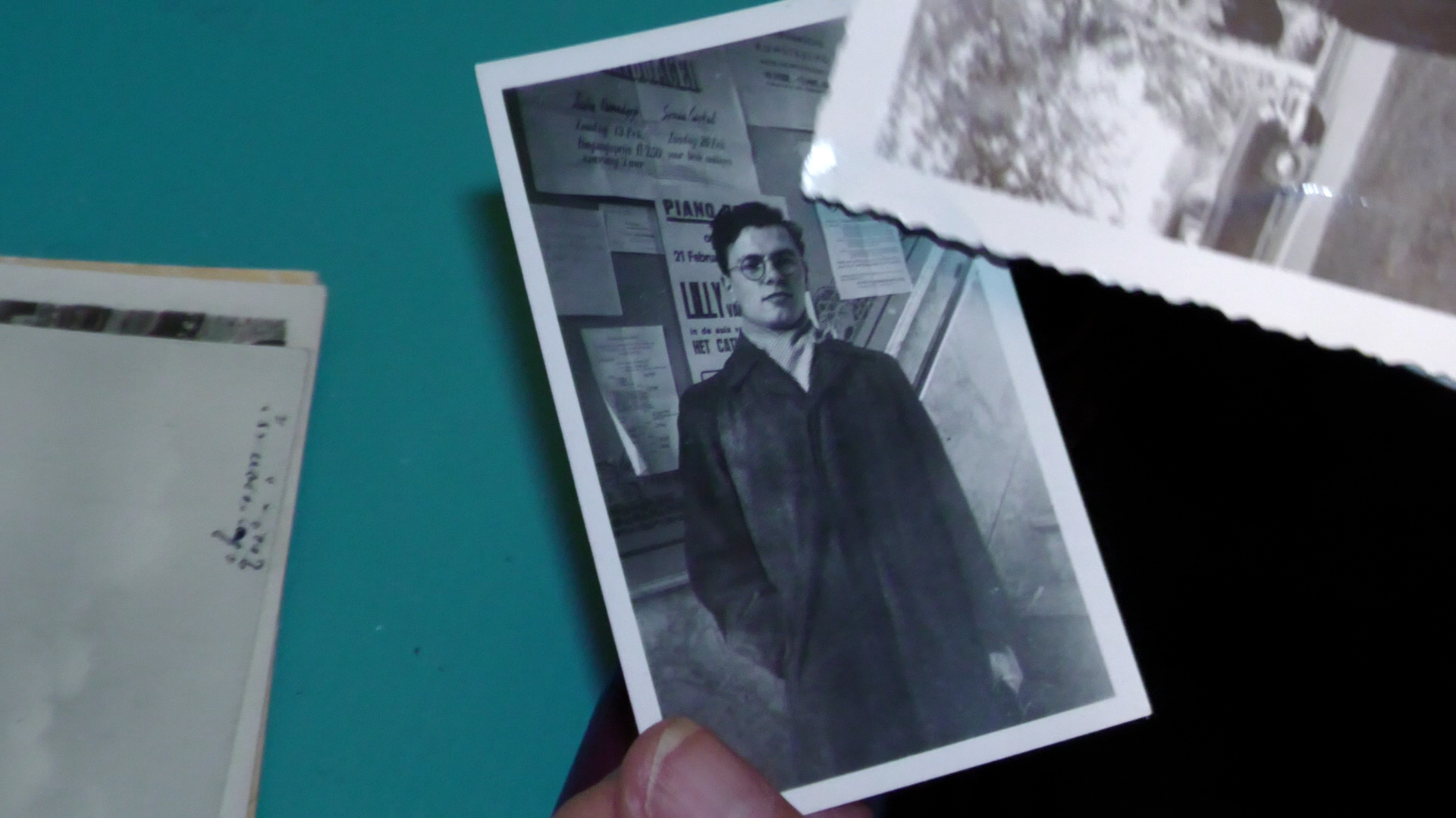 Henk van der Vliet op de trappen van het conservatorium.