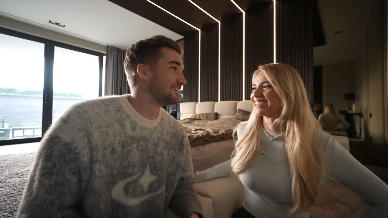 Vanuit hun slaapkamer vertelt het stel het nieuws aan hun volgers op YouTube.