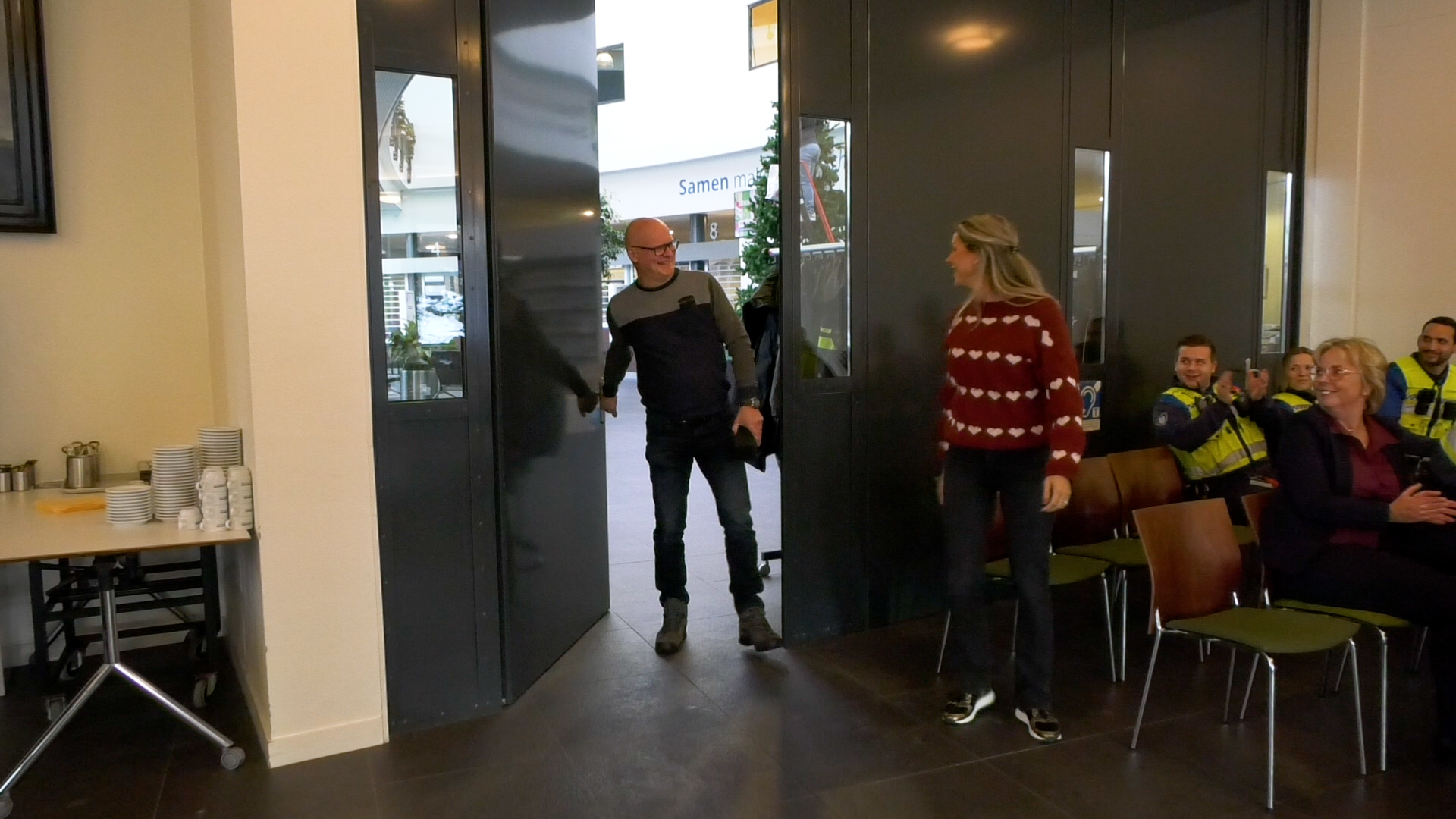 Bij binnenkomst is Jack totaal verrast.