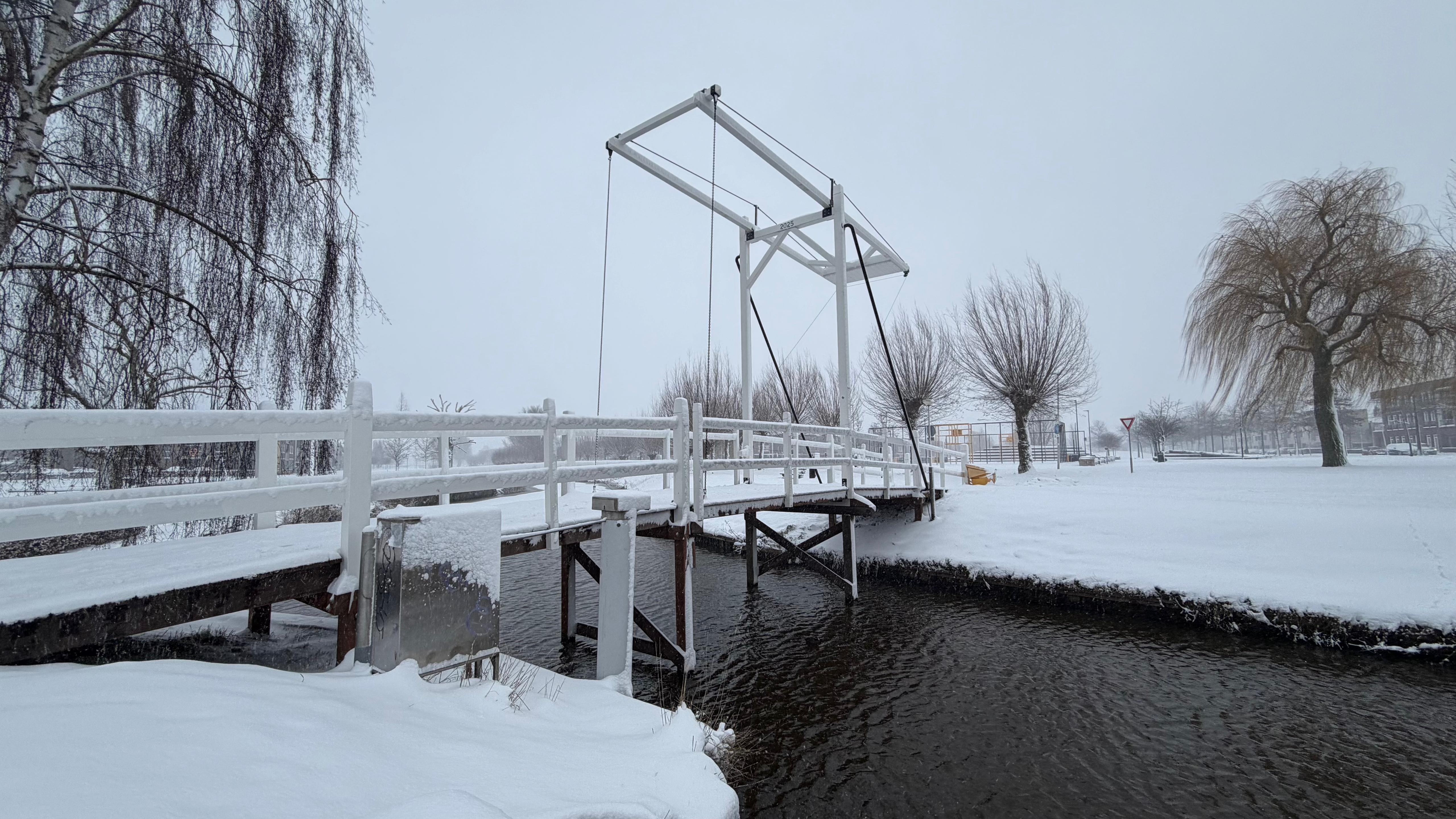 De Slickbrug in Etten-Leur is bedolven onder sneeuw.