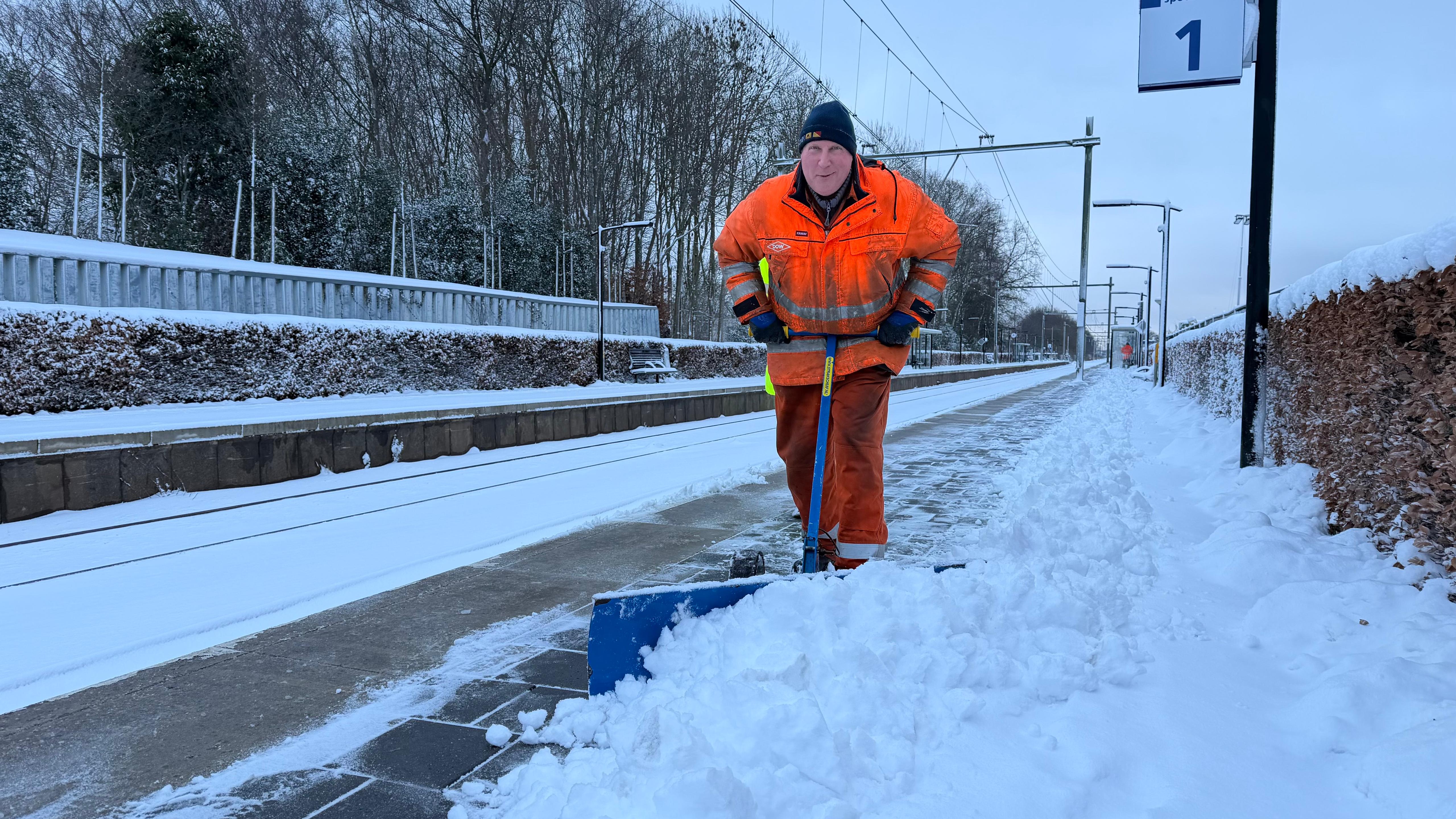 De sneeuw wordt weggehaald op het station in Etten-Leur