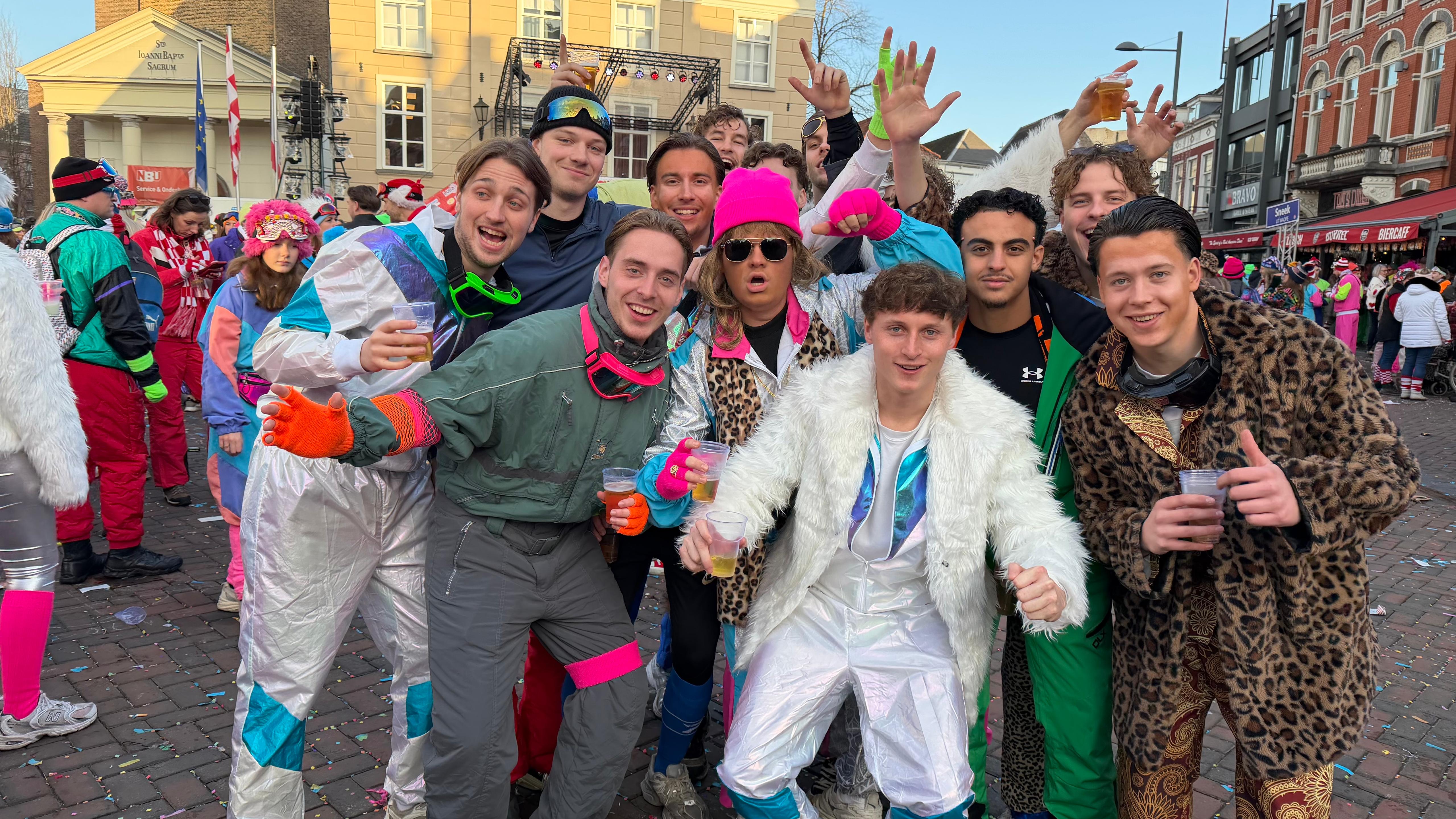 Een voetbalteam is samen op stap tijdens het Klûnen in Roosendaal